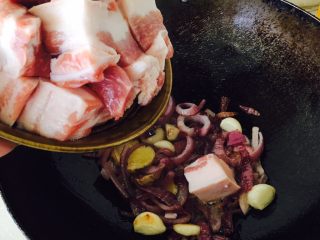 小鲍鱼目鱼红烧肉,倒入五花肉。