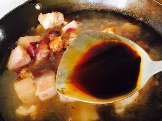 小鲍鱼目鱼红烧肉,加入三锅铲生抽。加盖煮。大概四十分钟后。火：比大火小，中火大点。汤汁稍微有点浓稠了。