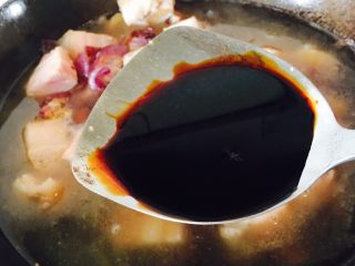 小鲍鱼目鱼红烧肉,加入一锅铲红烧酱油