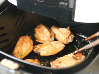 无油照烧烤鸡翅,10分钟时候翻一次面。