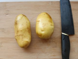 炸薯条,选择细长而均匀的土豆。
