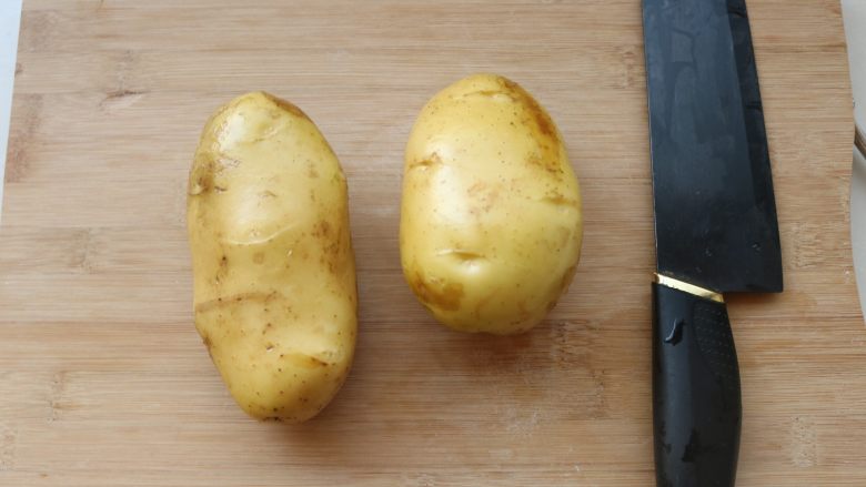 炸薯条,选择细长而均匀的土豆。