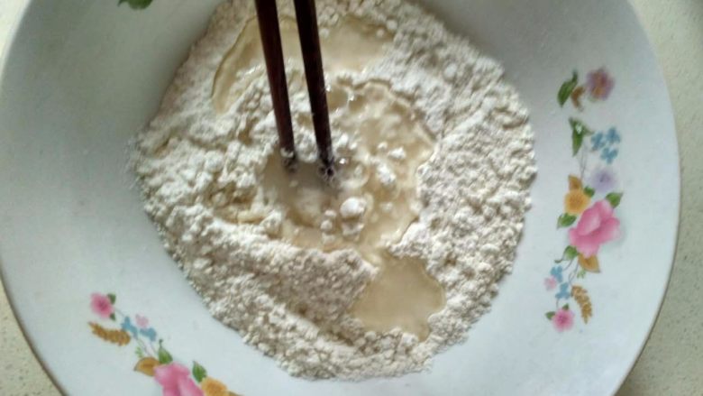 单饼版鸡蛋饼-菜煎饼,用筷子轻轻搅拌