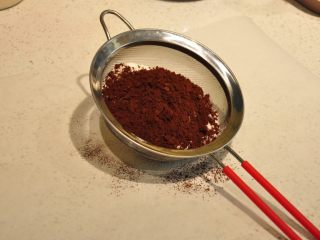 浓情巧克力无比派,将低筋面粉，可可粉，泡打粉和盐混合均匀。