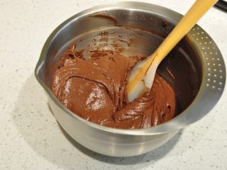 浓情巧克力无比派,完全吸收后再重复步骤17-19，混合好的面糊呈光滑细腻状。