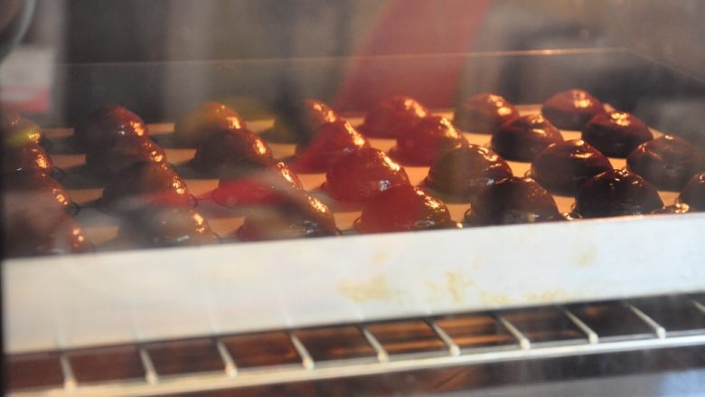 浓情巧克力无比派,烤箱预热至180度，中层，上下火烤13分钟左右。