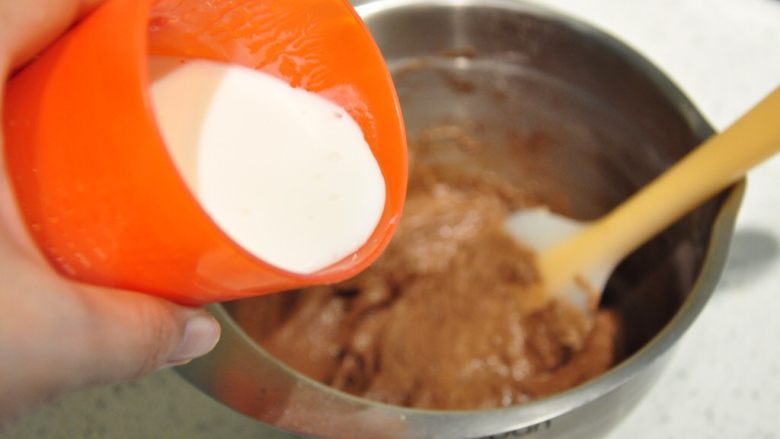 浓情巧克力无比派,再加入一半混合后的牛奶溶液。