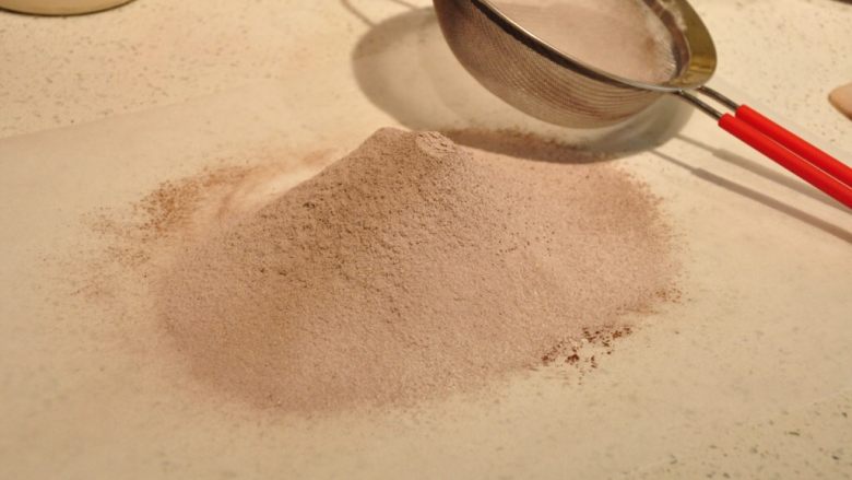 浓情巧克力无比派,将混合好的粉类过筛备用。