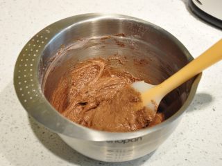 浓情巧克力无比派,用刮刀翻拌均匀至无粉状态。