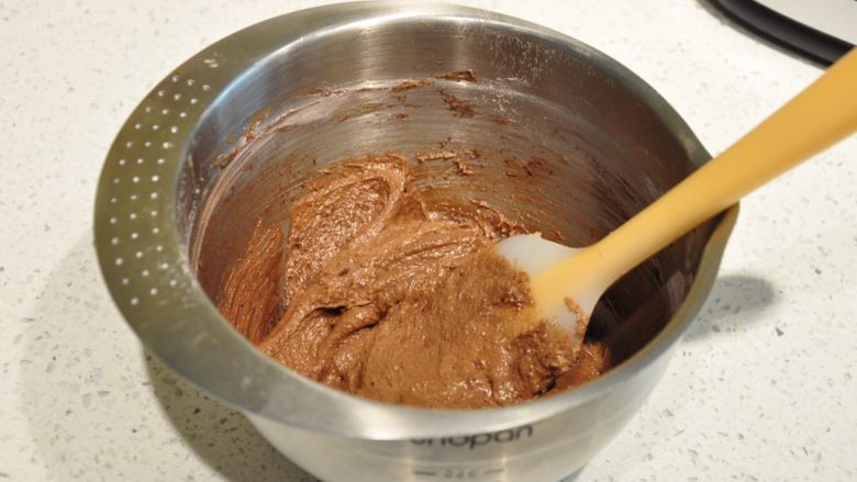浓情巧克力无比派,用刮刀翻拌均匀至无粉状态。