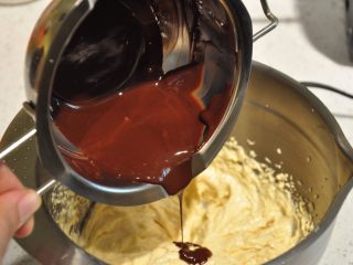 浓情巧克力无比派,融化后的巧克力加入到黄油中。