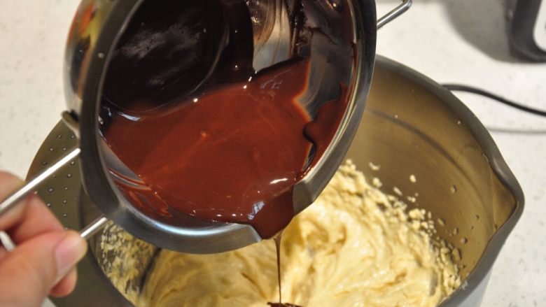 浓情巧克力无比派,融化后的巧克力加入到黄油中。