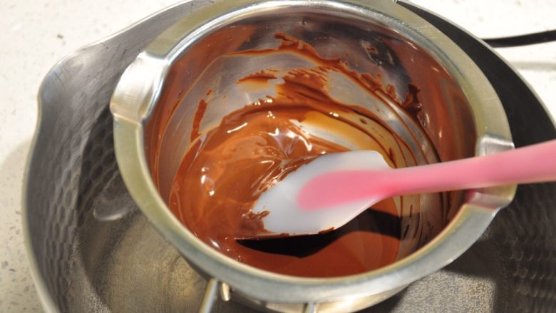 浓情巧克力无比派,融化巧克力的水温不要超过50度。