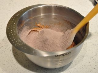 浓情巧克力无比派,在巧克力黄油糊中加入一半量的已经过筛后的粉类。