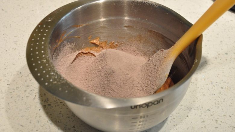浓情巧克力无比派,在巧克力黄油糊中加入一半量的已经过筛后的粉类。