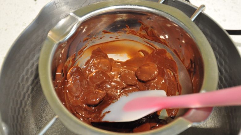 浓情巧克力无比派,黑巧克力隔水加热融化。
