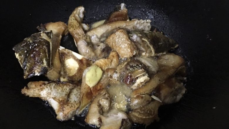 鱼炖白菜,煎至一面金黄反面煎，就把姜放入锅里热