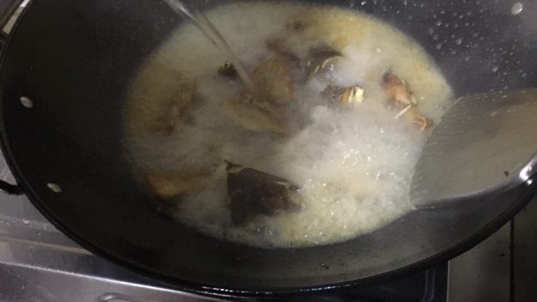 鱼炖白菜,煎至两面金黄就下热开水，没过鱼