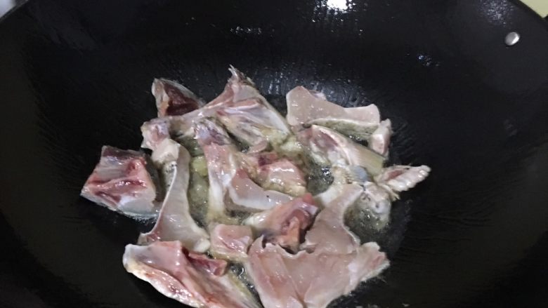 鱼炖白菜,热锅下油，煎鱼