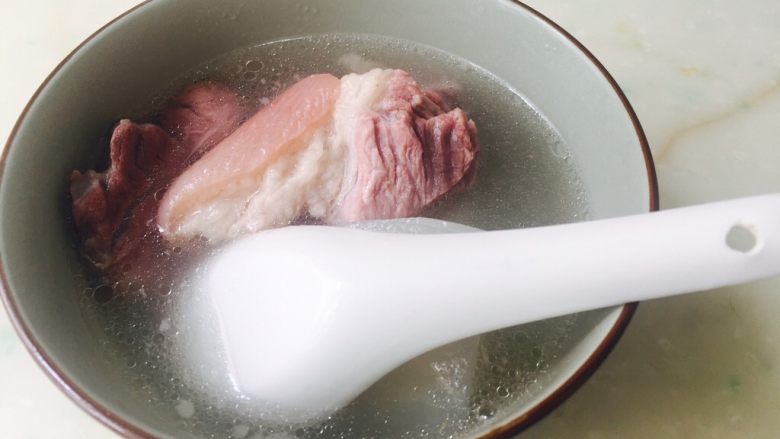 清爽不油腻的猪膀汤,倒入白萝卜继续盖好锅盖，待排气后3分钟关火，焖一回儿，排气阀自动开启后打开锅盖，放入盐，鸡精调味，盛入碗中