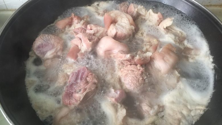 清爽不油腻的猪膀汤,锅中烧开水，把猪膀块除水