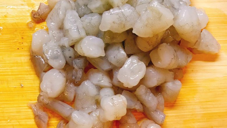 白菜香菇虾仁饺子,将解冻的虾仁切块，大小适量，以保证每一个饺子里都是虾仁