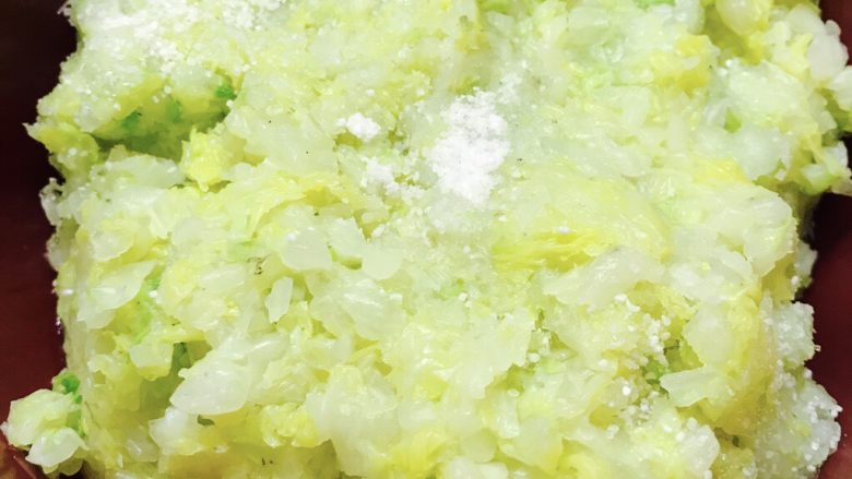 白菜香菇虾仁饺子,将白菜切碎，一定要切小末。加入一些盐，可以帮助白菜下水，并将水挤出