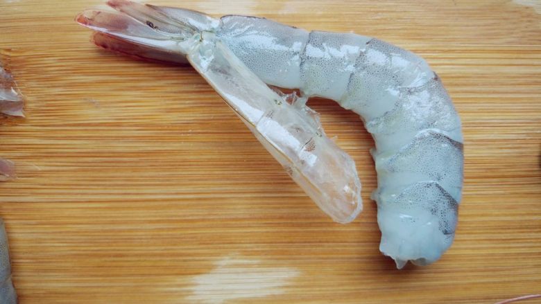 奶酪蝴蝶虾饭团,再从最后一节腹部剥开，留下尾部的壳做造型