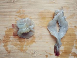 奶酪蝴蝶虾饭团,将腌好的虾在中间，如图剖一个洞，头尾不要切断