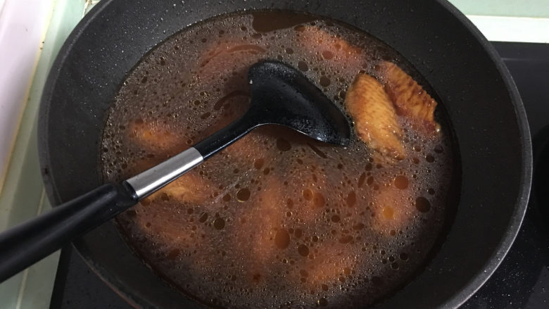 红烧翅中,锅中加入煮翅中的开水，水量没过翅中就可以。