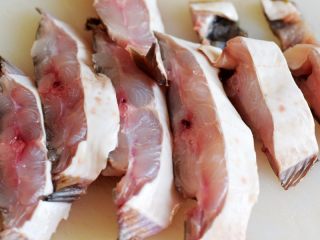 鱼肉也能这么吃，锅包鱼块，你吃过吗？,鱼洗净去除头和内脏切成块状，加入盐、白胡椒粉、料酒腌制10分钟；