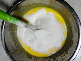 南瓜戚风蛋糕,加入过筛两次后的低粉，搅拌均匀