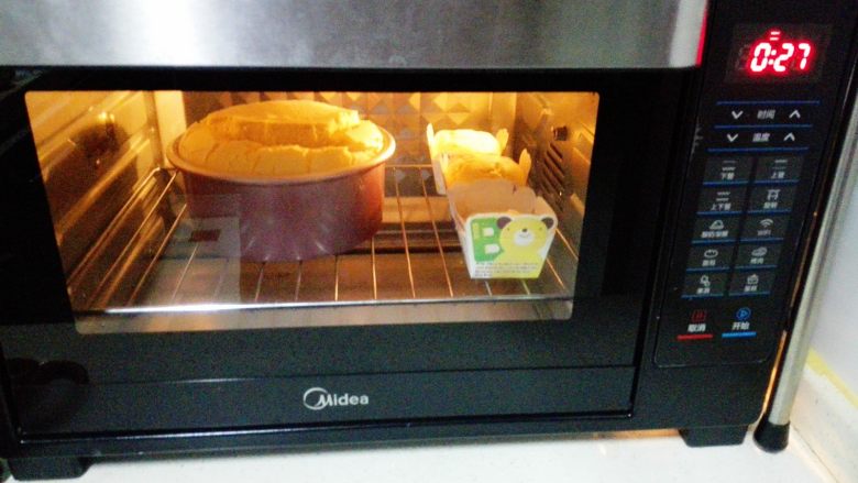 南瓜戚风蛋糕,入预热好的烤箱内，中下层，150度，上下火，60分钟