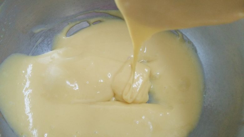 淡奶油纸杯小蛋糕,6.加入蛋黄搅拌均匀