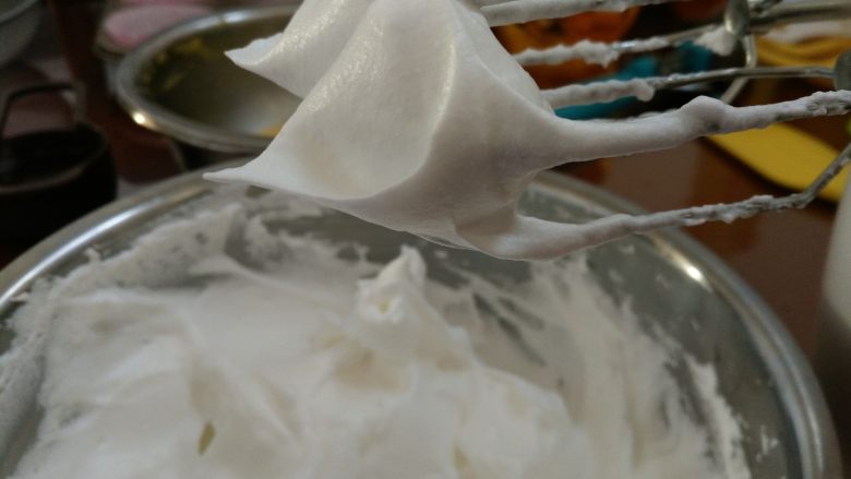 淡奶油纸杯小蛋糕,7.蛋白分三次加糖打发至硬性发泡（提起打蛋器有小尖角）