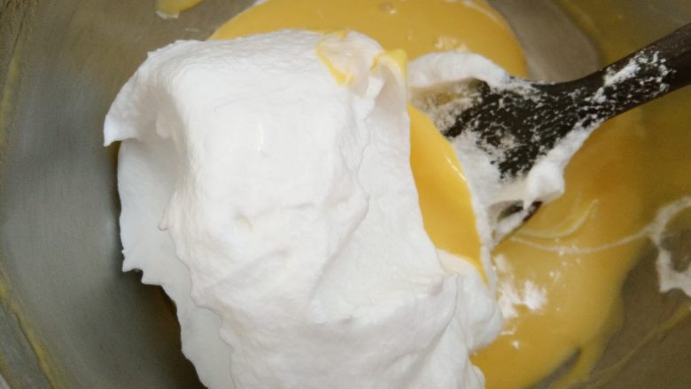 淡奶油纸杯小蛋糕,8.取3分之一的蛋白霜放入蛋黄糊内切拌均匀后倒入蛋白霜中继续切拌或者翻拌均匀