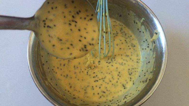 全麦黑芝麻蛋卷,加入适量的水，用勺子盛起来可以流下去的稠度就可以了