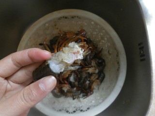 麻辣小龙虾,龙虾买回来后，一定要刷洗干净，去掉头！