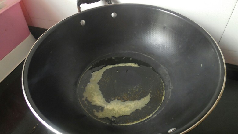 麻辣小龙虾,锅里倒入适量的食用油，烧热