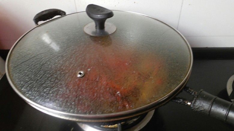 麻辣小龙虾,盖上锅盖。大火烧开后，中火焖煮，等汤汁收的差不多的时候，就可以起锅了。
