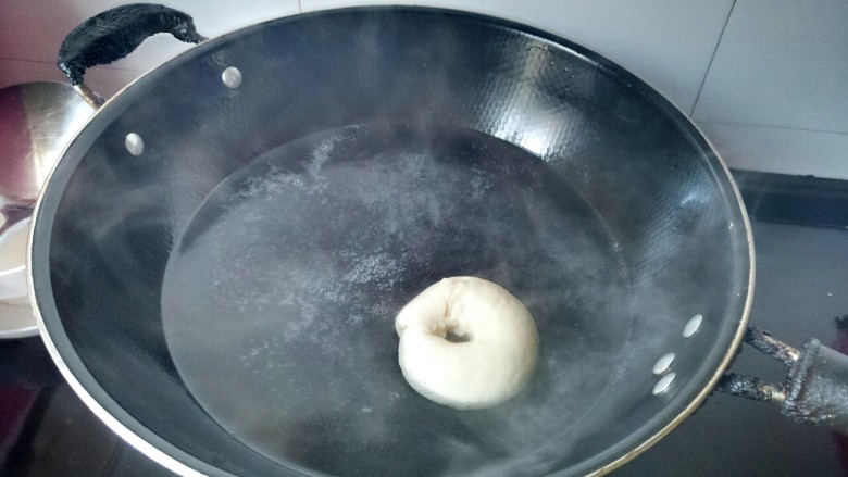 贝果三明治,将发酵好的贝果下锅，每一面都煮个30秒即可（烤箱预热172度）