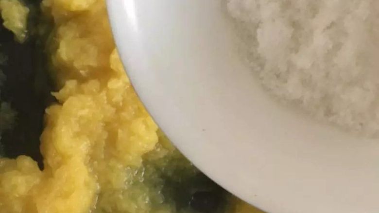 菠萝餐包【菠萝馅制作小窍门】,炒的过程中加糖