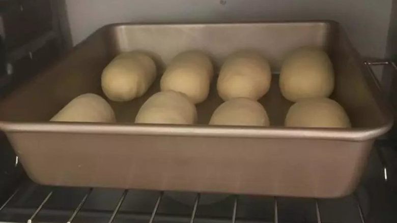 菠萝餐包【菠萝馅制作小窍门】,将面包放置在烤箱里发酵