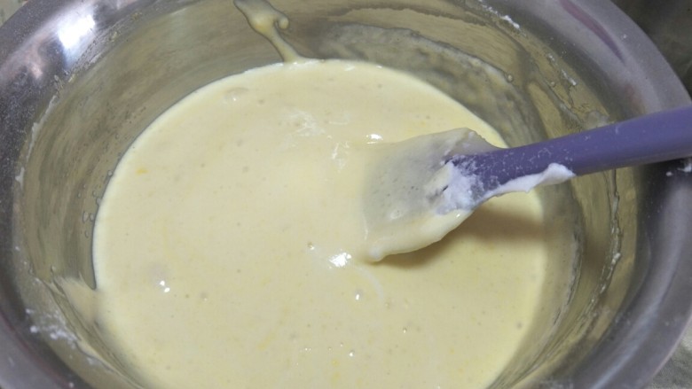 8寸戚风蛋糕,再把拌好的蛋黄糊倒进剩下的蛋白盆内，继续翻拌均匀，动作要快，手法要轻。