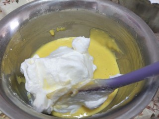 8寸戚风蛋糕,蛋黄糊内加入三分之一的蛋白。翻拌。记住不可搅拌以免消泡。