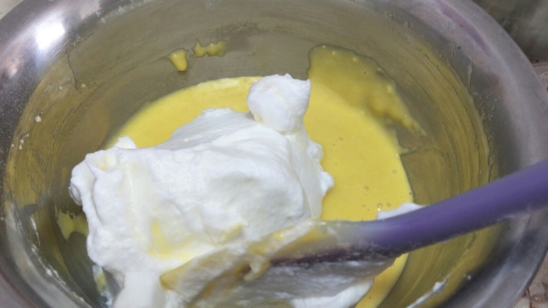 8寸戚风蛋糕,蛋黄糊内加入三分之一的蛋白。翻拌。记住不可搅拌以免消泡。