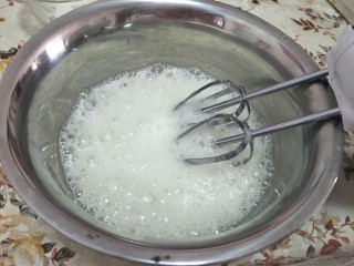 8寸戚风蛋糕,蛋清用电动打蛋器大档打成大泡泡时，加入48克糖的三分之一。