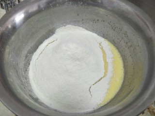 8寸戚风蛋糕,筛入低筋面粉。一定要筛粉不可直接倒入哦。