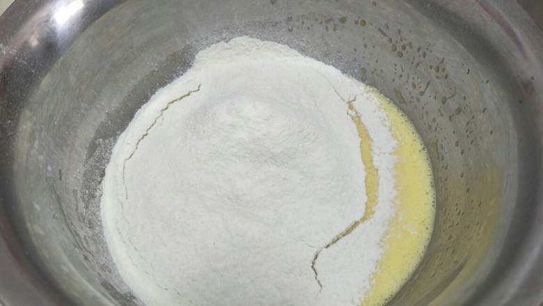 8寸戚风蛋糕,筛入低筋面粉。一定要筛粉不可直接倒入哦。