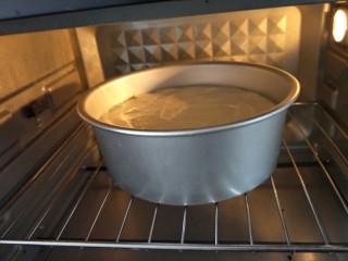 8寸戚风蛋糕,送入烤箱中下层，上下火150度，烤60分钟左右。